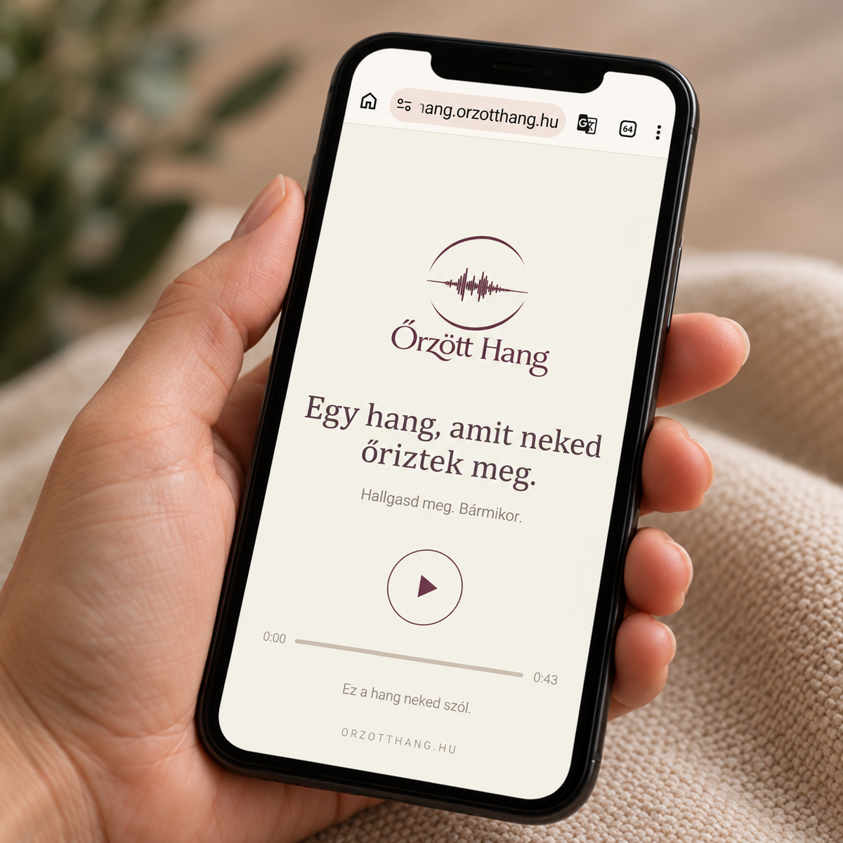 Őrzött Hang ékszerhez tartozó hangüzenet meghallgatása mobiltelefonon, QR-kóddal.