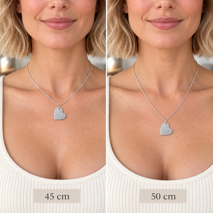 Őrzött Hang szív medálos ezüst nyaklánc 45 és 50 cm-es lánchosszal, modellen bemutatva a két méret közötti különbséget.